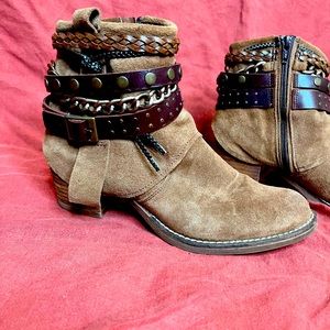 Chocolat Blu | Ankle Chain Wrapped Booties | Suede | 39